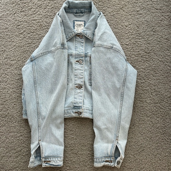 Abercrombie & Fitch Cropped Denim Jacket - Picture 3 of 3